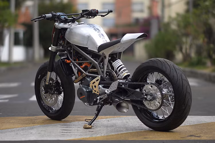 Để đem tới kiểu dáng như xe Motard, vành trước đã được giảm kích thước xuống 16 inch, trong khi vành sau vẫn giữ kích thước 17 inch. Cả hai vành đều là loại vành nan và được bọc trong lốp Michelin Pilot Road.