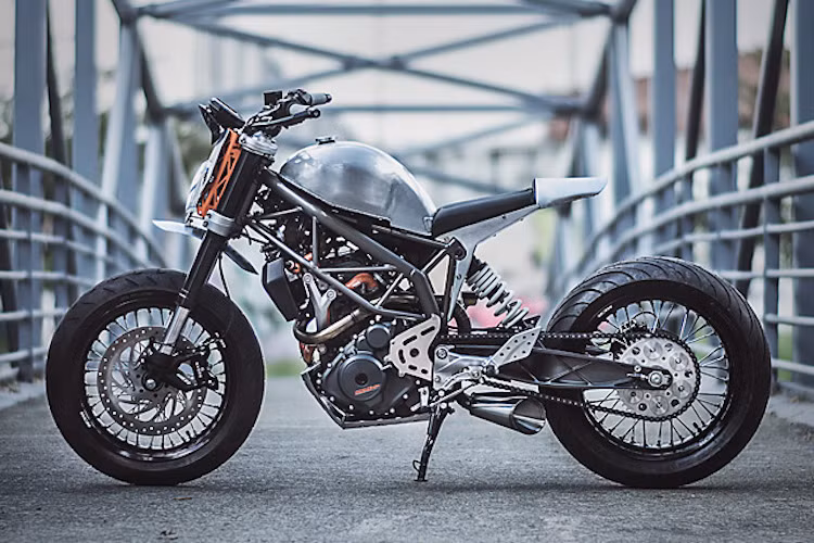 Để bắt đầu, Garaje57 đã mua một chiếc KTM Duke 390 sau đó tháo bỏ hoàn toàn các chi tiết để có thể dễ dàng hình dung về kiểu dáng của chiếc xe sau khi độ.