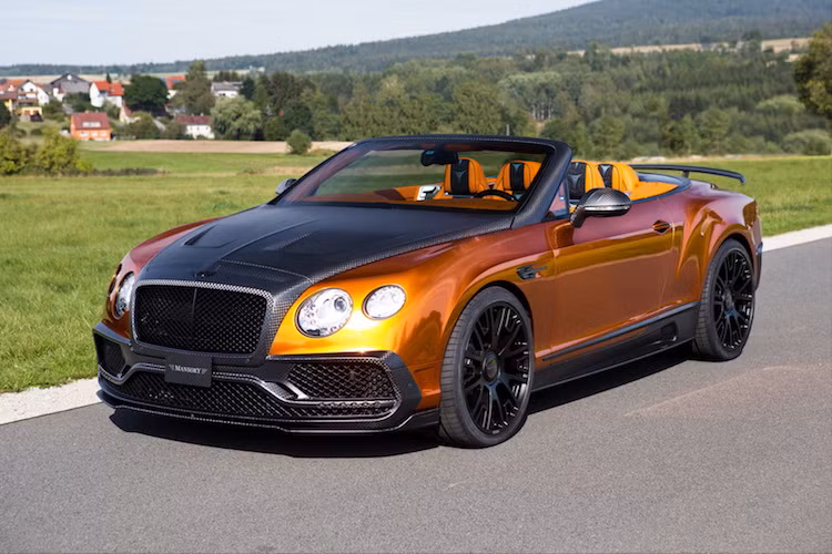 Với chiếc Continental GTC mới nhất, Mansory đã khiến chiếc xe trông khá "kệch cỡm" với màu cam-chrome kết hợp với vân carbon trần.