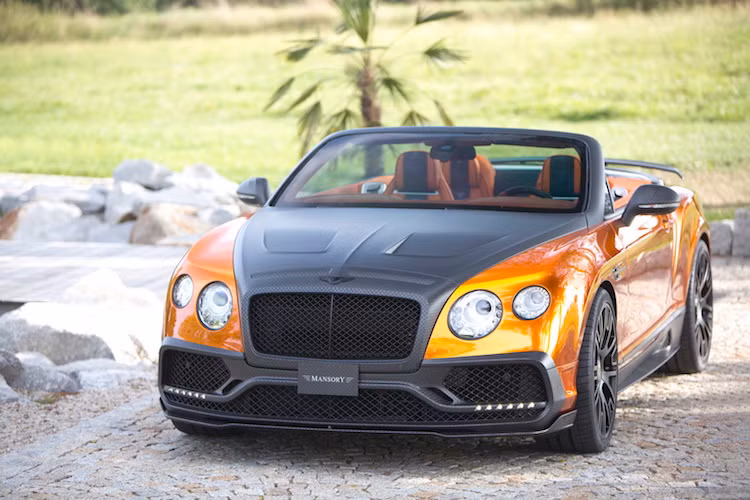 Mansory từng gây tranh cãi với những bản độ "quá tay". Chính vì vậy, những người đam mê xe cũng sẽ phần nào quen với vẻ "đồng bóng" của chiếc Bentley Continental GTC độ mới nhất của họ.