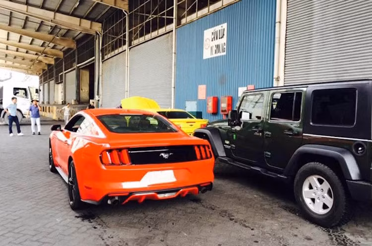 Đứng bên cạnh Ford Mustang EcoBoost, Chevrolet Camaro RS vẫn là một đối thủ xứng tầm.