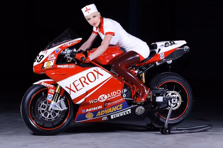 Trong bộ đồ y tá, người mẫu tỏ ra "ton-sur-ton" hoàn hảo với "quái thú" sportbike Ducati 999S phiên bản đặc biệt.