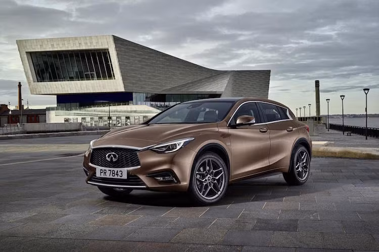 Can canh Infiniti Q30 - “Anh em xa” cua Mercedes A-Class