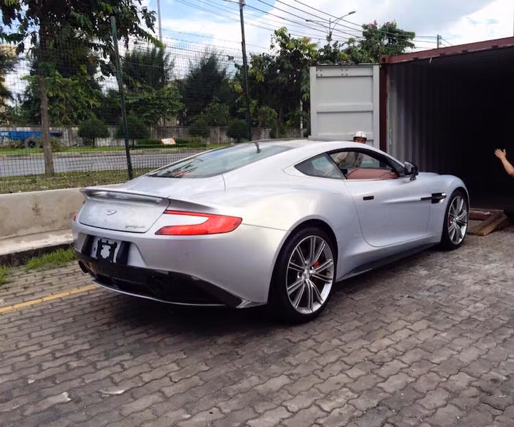 Vanquish sở hữu thân xe với những đường nét đầy hấp dẫn, đậm chất thể thao và thanh lịch hơn so với chiếc DB9 cùng hãng nhờ có những chi tiết nổi bật như mâm 10 cánh kép, bodykit thể thao từ sợi carbon, cánh đuôi nhỏ tích hợp...