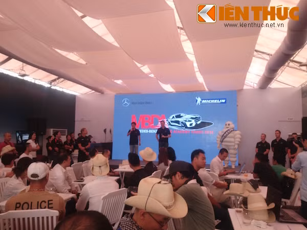 Mercedes to chuc “Hoc vien lai xe an toan” tai Ha Noi