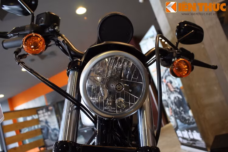 Cụm đèn trước của Iron 883 có thiết kế đơn giản, sở hữu đèn pha dạng "gáo dừa" có logo của Harley-Davidson ở chính giữa choá, cùng với 2 xi-nhan nhỏ gắn tay lái.