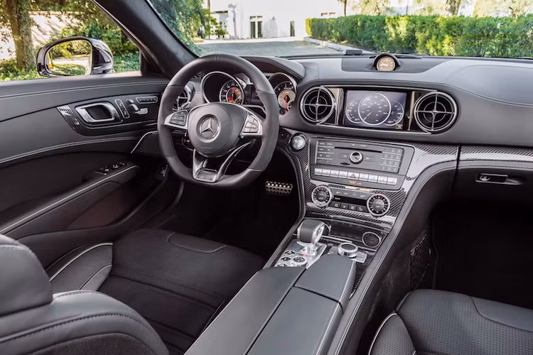 Nội thất trên chiếc SL đã được Mercedes thay đổi nhẹ với tay lái từ AMG GT và hệ thống thông tin giải trí với màn hình có kích thước lớn hơn.