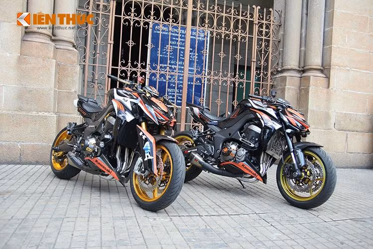 Cả 2 chiếc Kawasaki Z1000 phiên bản 2015 này đều được độ theo những phong cách giống nhau, tuy nhiên chiếc số 1 (trái) đã được chủ nhân đầu tư một cách bài bản.