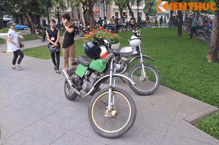 Trong khi đó những người trẻ lại thích "độ" xe lại theo phong cách cafe racer, tracker hay "cào cào"...