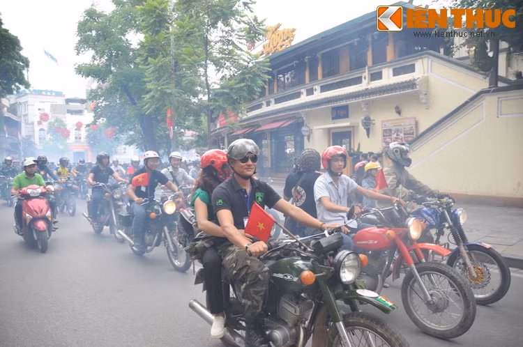 Niềm vui đoàn tụ được thể hiện rõ trên nét mặt từng thành viên.