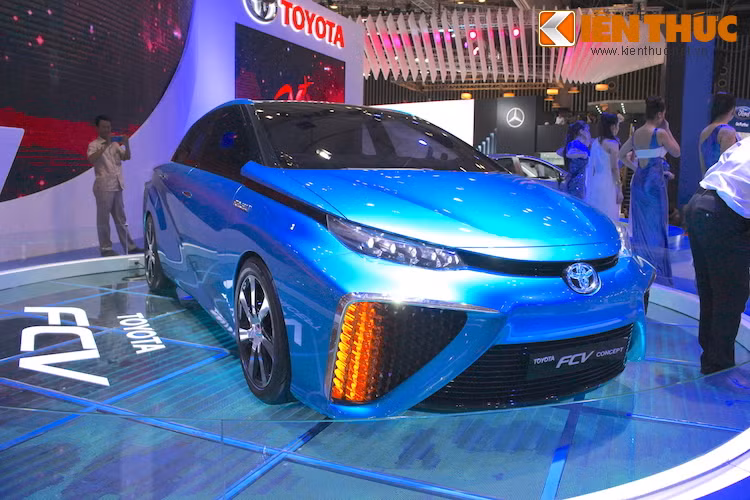 Cũng giống như Mitsubishi Concept AR, mẫu xe xanh Toyota FCV Concept được ra mắt lần đầu tại Tokyo Motor Show 2013. FCV là chữ viết tắt của Fuel Cell Vehicle, và nó cũng chỉ ra rằng chiếc xe sử dụng tế bào nhiên liệu hydro để hoạt động.