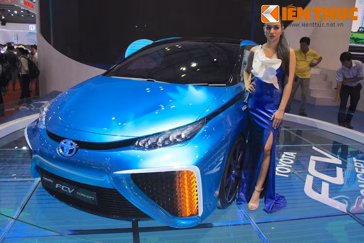 Hiện tại, rào cản lớn nhất đối với những loại xe chạy tế bào nhiên liệu hydro như FCV đó là cơ sở hạ tầng các trạm bơm hydro trên Thế giới. Nếu rào cản này được khắc phục, xe chạy tế bào nhiên liệu sẽ có thể thay thế được xe với động cơ đốt trong hiện nay.