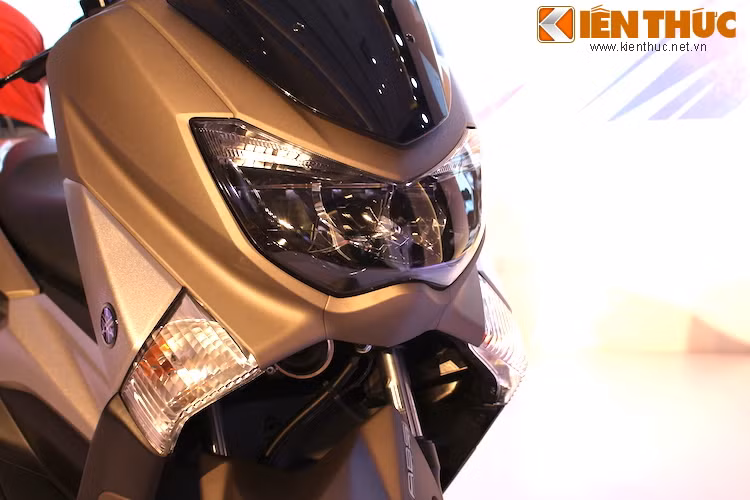 Chiếm gần trọn phần đầu xe là cụm đèn LED 3 bóng kết hợp với đèn cốt đôi và một đèn pha ở chính giữa. Đây là lần đầu tiên một chiếc xe tay ga của Yamaha được trang bị đèn LED.