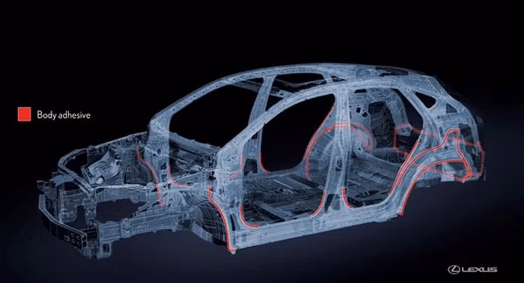Lợi ích của việc hàn laser đó là giúp các chi tiết xung quanh không bị ảnh hưởng nhiệt bởi mối hàn và tạo độ cứng vững mối hàn gần đạt tương đương với thân xe nguyên khối. Một số khu vực nhạy cảm còn được gia cố thêm bằng keo tăng cường.
