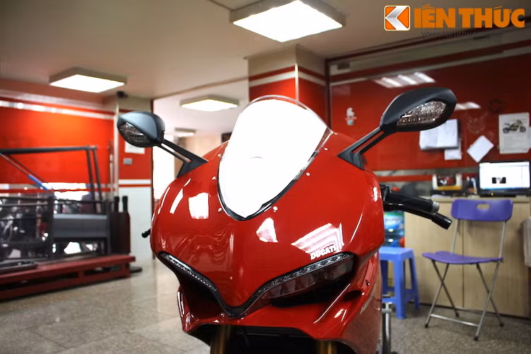 Nếu nhìn thoáng qua, khó có thể phân biệt được sự khác biệt giữa 1299 và 1199 ở ngoại hình. Phải để ý kỹ hơn, người ta mới có thể phát hiện ra phần đầu đã có sự thay đổi nhẹ ở các hốc hút gió và đèn pha.