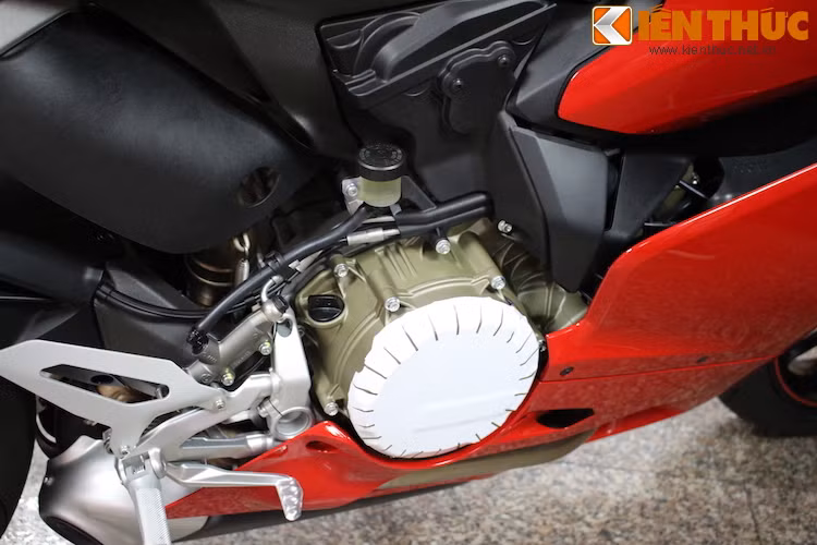 So với các thế hệ 1199, 1299 Panigale S được trang bị khối động cơ Superquadro V-Twin cải tiến, với đường kính xi-lanh lớn hơn 116 mm, khiến dung tích động cơ tăng lên thành 1285 cc.