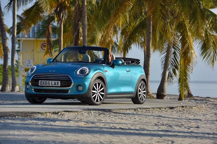 Dựa trên thế hệ MINI Hatch thứ 3, MINI Convertible mới có kiểu dáng tương tự với lưới tản nhiệt cùng đèn pha lớn hơn. Mặc dù vậy, vẫn rất khó để phân biệt Convertible mới với thế hệ cũ.