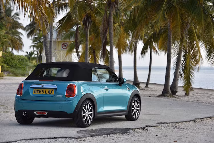 Khác biệt lớn nhất của Convertible nằm ở phần mui xếp. Với thế hệ mới, MINI đã sử dụng mui mềm đa lớp với cơ cấu đóng mở êm hơn, có thể đóng hoặc mở ở tốc độ dưới 30 km/h trong 18 giây.