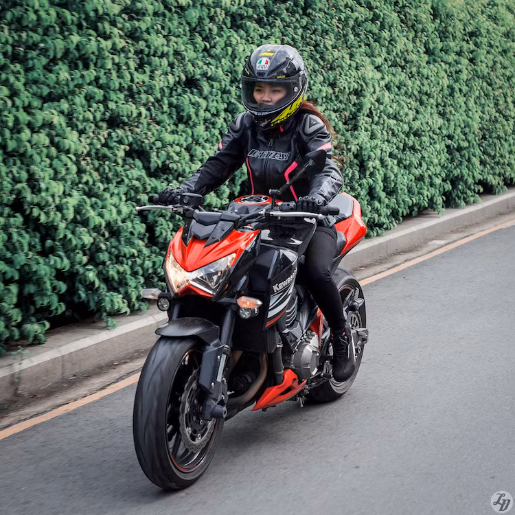 Kawasaki Z800 được coi là “đàn em” của Z1000. Thực tế, rất dễ nhầm lẫn giữa hai mẫu xe này nếu không quan sát cụm đèn chiếu sáng phía trước và cặp ống xả.