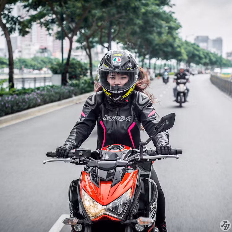 Đèn pha trước sắc sảo hơn Z1000 nhưng có vẻ hơi nhỏ so với tổng thể xe, đèn hậu cách điệu lại từ Z750, cùng khung chóa giống nhau, nhưng Z800 được bố trí hai dãy đèn LED làm nổi hai chữ Z rất phong cách.