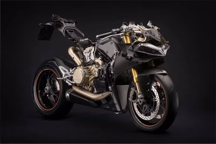 Không giống như những hãng mô hình khác đem lại cảm giác "đồ chơi", mô hình Ducati của Pocher giống xe thật ngay cả khi chụp cận cảnh.