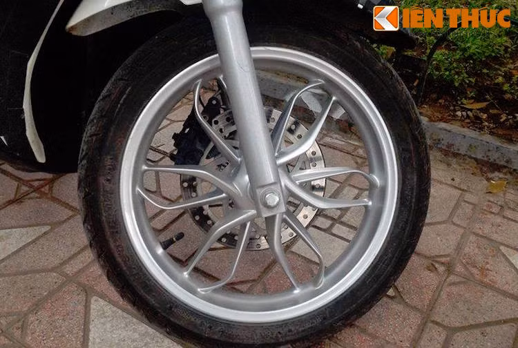 Xe được trang bị bộ mâm đúc 6 cánh kép 16 inch ở phía trước với thiết kế khá độc đáo.
