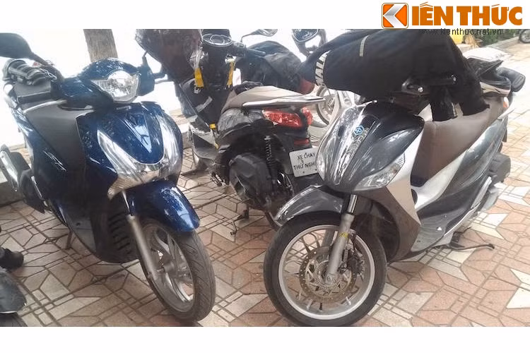 Piaggio Medley đứng "so dáng" cạnh "đối thủ" Honda SH.