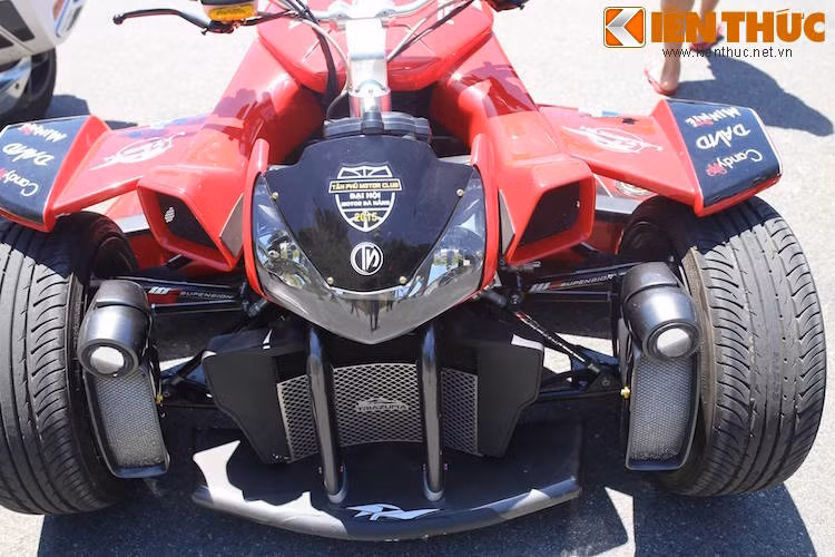 Lấy "nền tảng" là một chiếc Yamaha R1, tuy nhiên Triazuma đã được Lazareth thiết kế lại hoàn toàn, với vẻ "dữ dằn" và độc đáo - nó được những người chơi mô tô ví như chiếc "siêu xe" ferari 3 bánh.