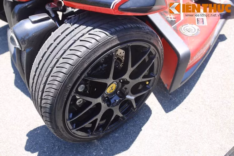 Các bánh xe cũng là loại cho ôtô, với mâm 17 inch 7 cánh kép theo phong cách Ferrari, kèm theo lốp sau 315 bản lớn. Bình xăng của Triazuma nằm ngay phía sau lốp trước và được tích hợp trong một thiết kế tương tự như phần thân 2 bên của những chiếc xe đua F1.