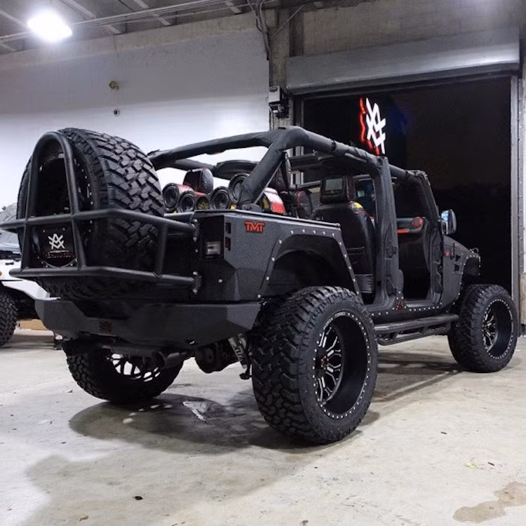 Nhìn bên ngoài, chiếc xe Jeep mới của Mayweather có ngoại hình khá giống với chiếc bị cháy, với thân xe màu đen mờ, giảm xóc nâng cao kèm mâm lốp "khủng", các cửa xe bị tháo bỏ và lắp khung thép...