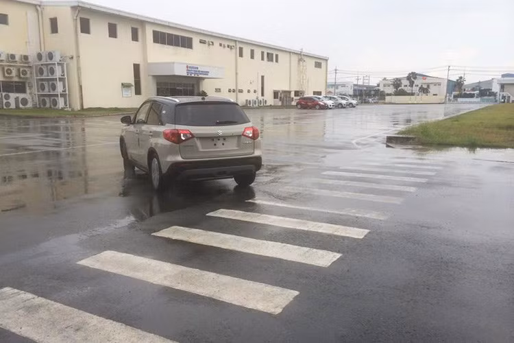 Hiện vẫn chưa rõ chiếc Vitara tại Việt Nam sẽ sử dụng hệ thống dẫn động 4 bánh ưu việt ALLGRIP, hay hệ dẫn động cầu trước truyền thống.