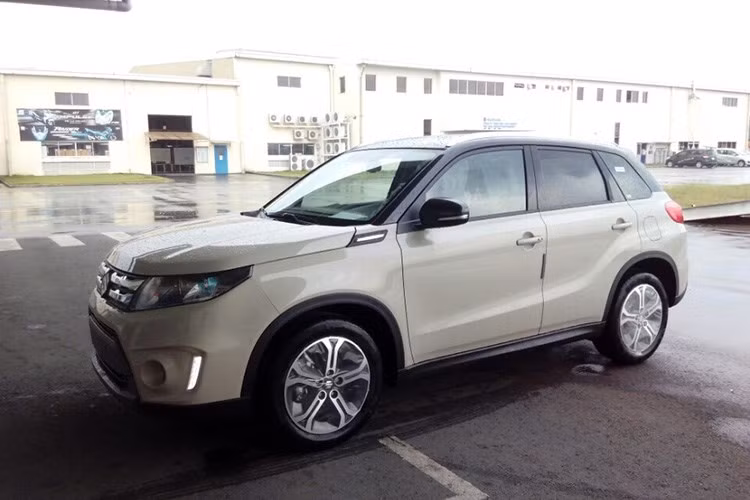 Mẫu Suzuki Vitara mới nhất chuẩn bị được Suzuki ra mắt tại VIMS thuộc thế hệ thứ 4 của dòng xe crossover cỡ nhỏ lâu đời này. Đồng thời với việc giới thiệu Vitara mới, Suzuki cũng "khai tử" luôn chiếc Grand Vitara thế hệ cũ, vốn được tạo ra nhằm cạnh tranh với Toyota RAV4 hay Honda CR-V.