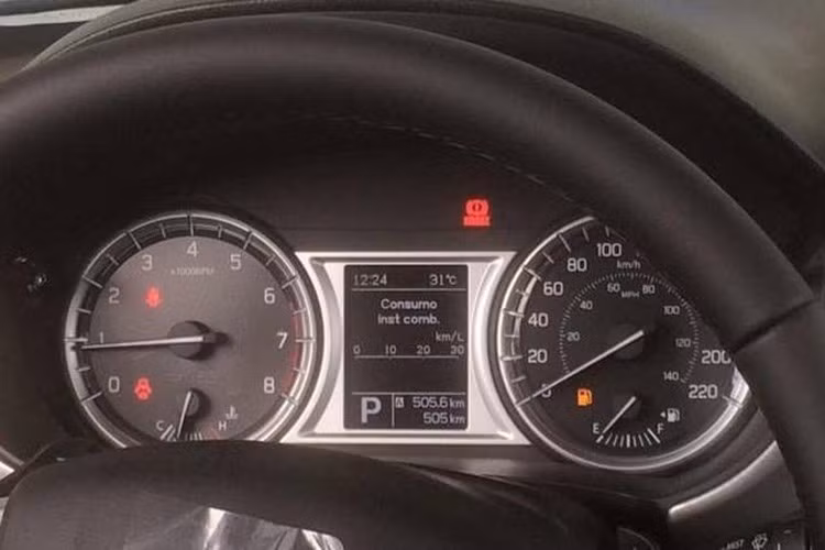 Ngoài đồng hồ báo tốc và báo tua truyền thống, xe còn có thêm một màn hình LCD nằm giữa hai đồng hồ cơ để chỉ báo các thông số cần thiết của xe như mức tiêu thụ nhiên liệu, quãng đường đi được...