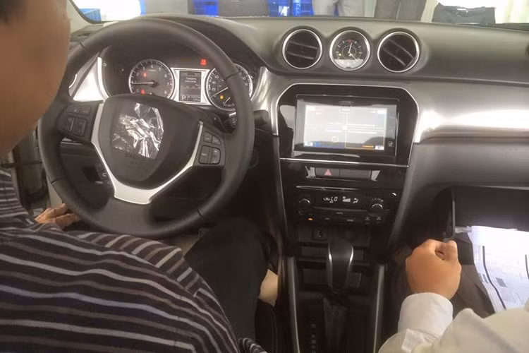 Nội thất cũng tuân theo đúng những triết lý của Suzuki, đơn giản nhưng hiệu quả. Vô-lăng của chiếc xe được tích hợp đầy đủ các nút bấm điều chỉnh âm thanh và thoại.