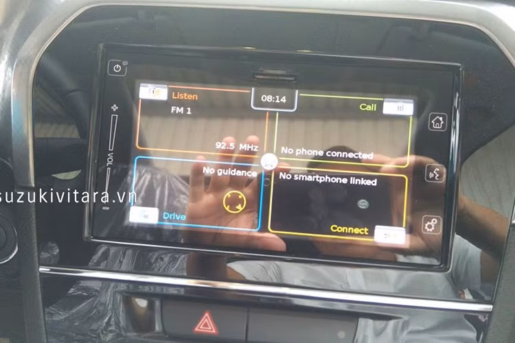 Xe được trang bị hệ thống thông tin giải trí thế hệ mới với kết nối smartphone và phần mềm định vị đa năng, kèm màn hình cảm ứng kích thước lớn.