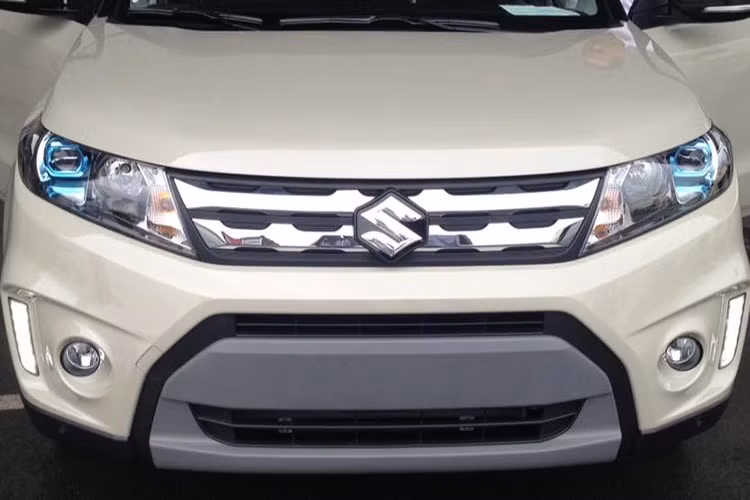 Tại Việt Nam, những đối thủ chính của Vitara bao gồm Hyundai Tucson, Renault Duster và Mitsubishi Outlander Sport. So với thế hệ trước, thiết kế của Vitara mới đã trở nên sắc sảo, thời thượng hơn.