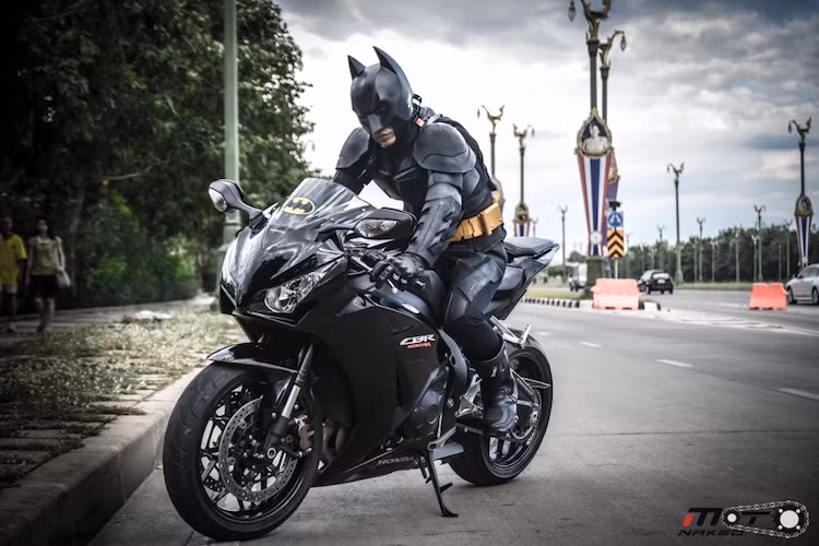 Thuộc thế hệ CBR1000RR mới nhất, chiếc xe này có kiểu dáng thể thao với những đường nét góc cạnh, khá phù hợp với hình tượng nhân vật siêu anh hùng Batman.
