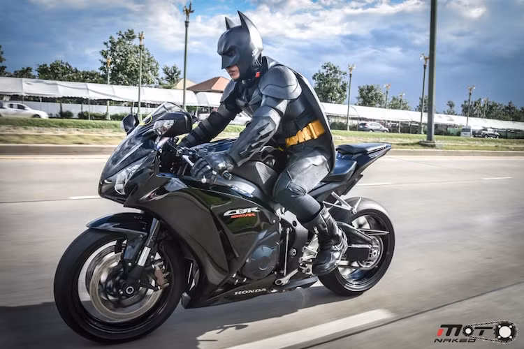 Trước đây, tại Mỹ cũng đã từng có một doanh nhân mang tên Lenny Robinson đóng giả làm Batman, chạy trên chiếc Lamborghini Gallardo màu đen mui trần và thường xuyên tặng quà cho các trẻ em nghèo, bệnh tật tại các bệnh viện.