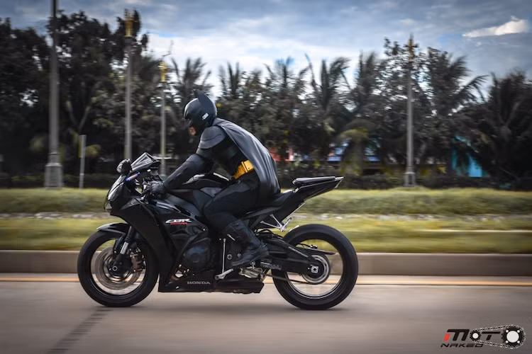 Tuy nhiên, anh không thể mua được một chiếc "Batmobile" chuyên dụng của Batman như Tumblr hay Batpod. Chính vì vậy, một chiếc Honda CBR1000RR màu đen toàn thân đã được sử dụng để thay thế.