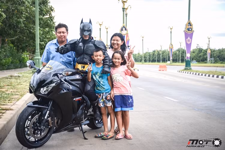 Tuy nhiên, biker Thái Lan chạy môtô Honda CBR1000RR này không phải là người đầu tiên nảy ra ý định thực hiện việc thiện nguyện trong khi "cosplay" thành siêu anh hùng Batman.