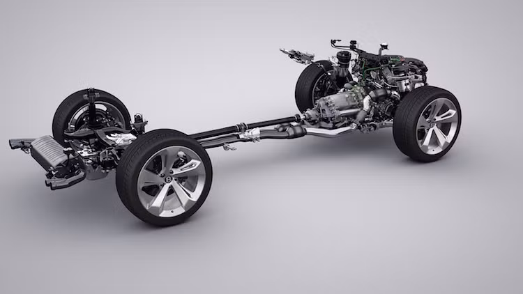 Động cơ kết hợp với hộp số tự động 8 cấp và hệ thống dẫn động 4 bánh khiến nó thể tăng tốc từ 0-100 km/h chỉ trong 4 giây và đạt tốc độ tối đa 301 km/h.