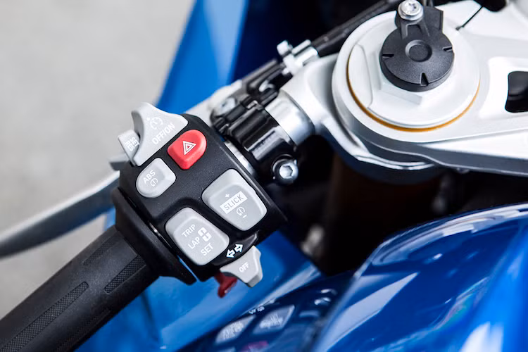 Gói Pro mode cung cấp tính năng Launch Control, giúp xe có những pha "bứt tốc" từ vạch xuất phát một cách ấn tượng. Bên cạnh đó, Launch Control còn giới hạn tốc độ, giúp người lái luôn theo sát được quy định tốc độ. Tính năng HP Gear Shift Assist Pro là trang bị tuỳ chọn.