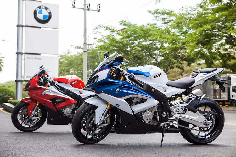 Tại Việt Nam, BMW S1000RR nhập khẩu chính thức sẽ được bán với 3 màu cùng mức giá khởi điểm 758 triệu đồng.