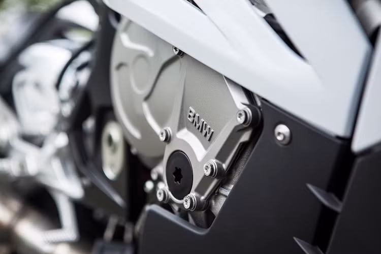 So với phiên bản 2014, khối động cơ 4 xi-lanh 999 cc trên S1000RR 2015 đã được nâng cấp trục cam, van động cơ, hộc gió và hệ thống xả để đem tới công suất lớn hơn 6 mã lực, đạt 198 mã lực, cùng với mô-men xoắn 113 Nm.