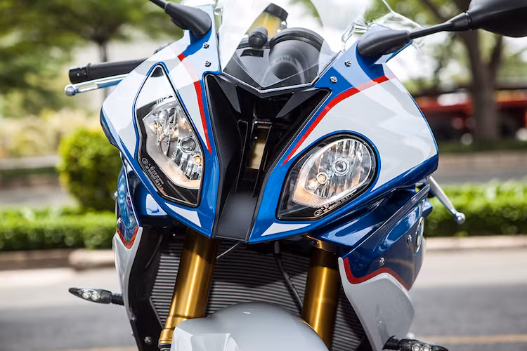BMW S1000RR 2015 chính hãng sỡ hữu cặp đèn pha bất đối xứng đặc trưng, nhưng được bố trí ngược với phiên bản 2014, khi phần đèn "mắt xếch" được bố trí bên trái thay vì bên phải.