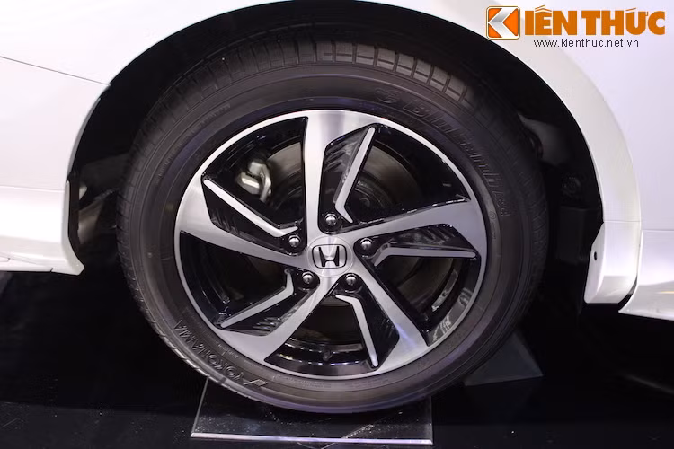 Xe được trang bị bộ mâm đúc 5 cánh dạng "lưỡi đao" 2 tông màu đen/nhôm bạc phay bóng độc đáo và cao cấp.