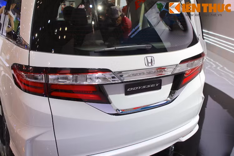 Cụm đèn hậu của xe có kích thước lớn, kéo dài ngang ở hai bên đuôi xe và có vẻ đẹp hiện đại với các dải LED.