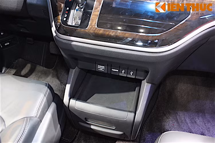 Ở bên dưới xe được trang bị một khay chứa đồ tiện dụng. Odyssey có tới 2 cổng USB và 1 cổng HDMI ở phía trước cabin.