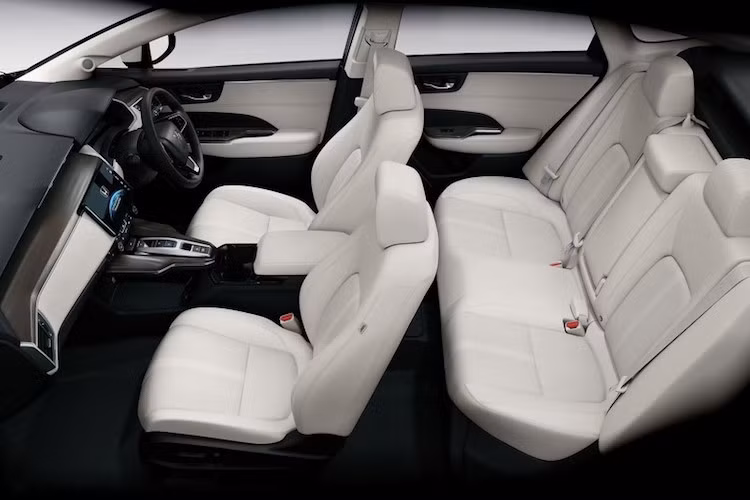 Nhờ có bộ phận tổng hợp tế bào nhiên liệu nhỏ hơn nên cabin của xe có không gian rộng rãi cho 5 người ngồi.