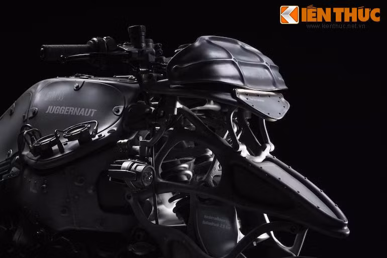 Phần đầu xe khiến người ngắm nhìn liên tưởng tới những con robot trong Transformers hay quái vật trong Alien vs Predator.